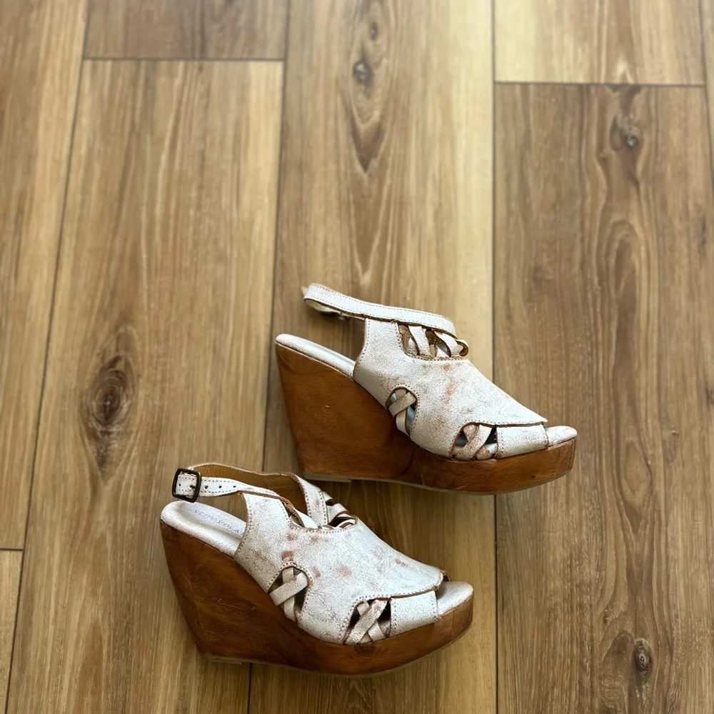 Very volatile women’s Sloan wedge size 7
